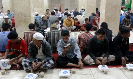 Warga menunggu berbuka puasa saat berbuka puasa bersama di Masjid Istiqlal, Jakarta Pusat, Senin (30/6).  (Republika/ Yasin Habibi)