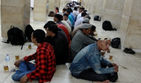 Warga menunggu berbuka puasa saat berbuka puasa bersama di Masjid Istiqlal, Jakarta Pusat.