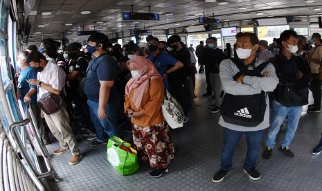 Warga menunggu bus TransJakarta di Halte Harmoni, Jakarta. Wakil Gubernur DKI Jakarta Ahmad Riza Patria menyebutkan, revitalisasi Halte TransJakarta Harmoni belum tentu berdampak kepada kedai kopi atau kafe bernama 