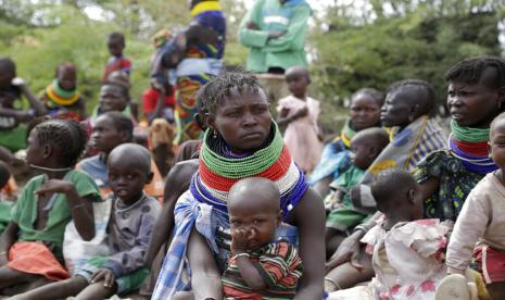 Warga menunggu distribusi makanan oleh United States Agency for International Development (USAID), di Kachoda, kawasan Turkana, Kenya utara, Sabtu 23 Juli 2022. Invasi Rusia ke Ukraina menyebabkan 40 juta orang menjadi rawan pangan. Wilayah Afrika sub-Sahara akan menjadi yang paling terpukul.