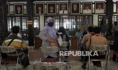 Warga menunggu giliran vaksinasi sebagai upaya mengendalikan penyebaran Covid-19. 