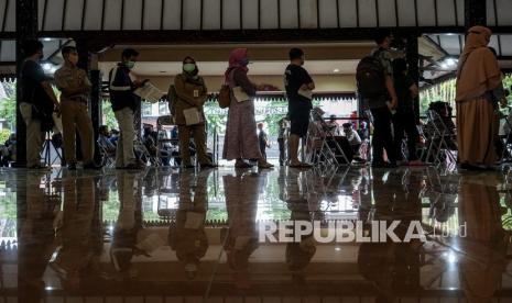 Warga menunggu giliran vaksinasi COVID-19 yang diberikan kepada warga berusia 18 tahun ke atas di Pendopo Kabupaten Purbalingga, Jawa Tengah, Senin (21/6/2021). Satgas COVID-19 Kabupaten Purbalingga melakukan percepatan program vaksinasi dengan menyasar warga usia 18 tahun ke atas sebagai upaya mengendalikan penyebaran COVID-19. 