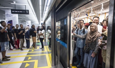 Warga menunggu keberangkatan kereta MRT di Stasiun MRT Bundaran HI, Jakarta, Ahad (24/3).