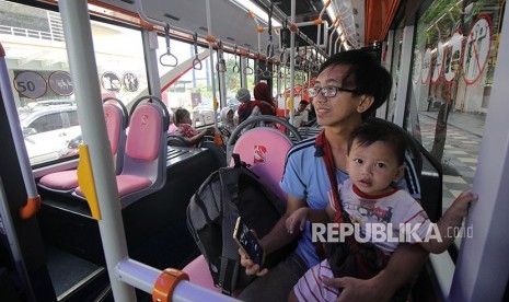 Warga menunggu keberangkatan 'Suroboyo Bus' di Surabaya, Jawa Timur, Sabtu (7/4). 