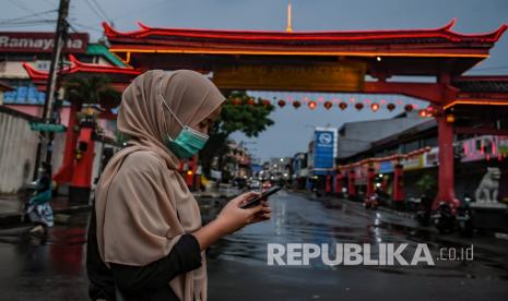 Warga menunggu kendaraan di kawasan pecinan Suryakencana, Kota Bogor, Jawa Barat