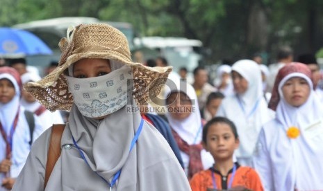  Warga menunggu kendaraan usai mengikuti kegiatan silaturahim nasional Majelis Tafsir Alquran di Jakarta, Ahad (27/12). (Republika/Tahta Aidilla)