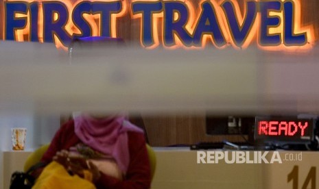 Warga menunggu mengurus pengembalian dana atau refund terkait permasalahan umroh promo di Kantor First Travel, Jakarta Selatan, Rabu (26/7). 