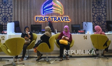 Warga antre untuk mengurus pengembalian dana atau refund terkait permasalahan umroh promo di Kantor First Travel, Jakarta Selatan, Rabu (26/7).