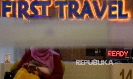 Warga menunggu mengurus pengembalian dana atau refund terkait permasalahan umroh promo di Kantor First Travel, Jakarta Selatan, Rabu (26/7). 