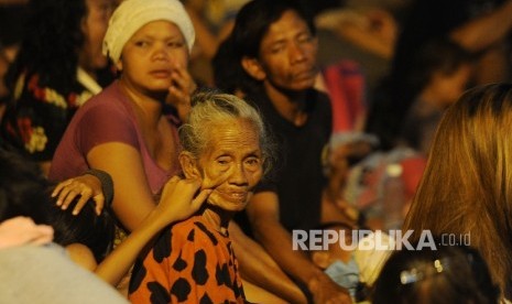 Warga menunggu pembagian angpao saat perayaan Tahun Baru Imlek di Vihara Dharma Bakti, Petak Sembilan, Jakarta, Sabtu (28/1) dinihari