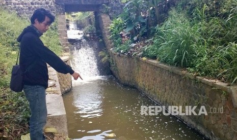 Warga menunjukan buih di aliran air ke Situ Gede Kecamatan Mangkubumi Kota Tasikmalaya, Jawa Barat, Senin (16/4). 