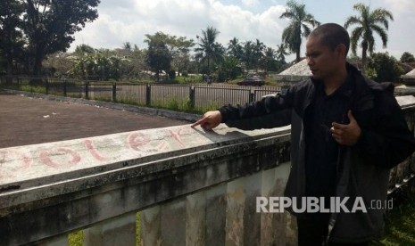 Warga menunjukan coretan hasil perilaku vandalisme di Taman Makam Pahlawan (TMP) Kota Tasikmalaya, Senin (15/5). 