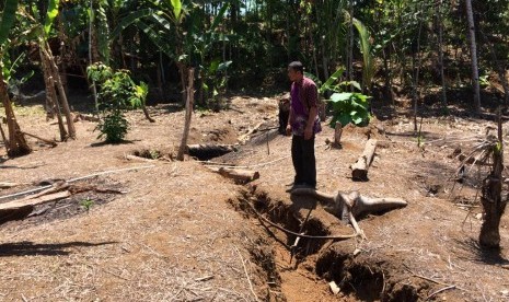 Warga menunjukan pergerakan tanah dan bangunan rusak di Desa Kadupandak, Kecamatan Tambaksari, Kabupaten Ciamis, Kamis (7/11). Pegerakan tanah yang terjadi menyebabkan sejumlah rumah warga mengalami kerusakan. 