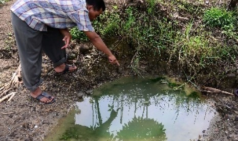  Warga menunjukan sumber mata air asin yang terletak di sekitar Museum Manusia Purba Sangiran, jawa Tengah