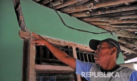 Warga menunjukkan dinding rumah yang retak akibat pergerakan tanah di Kampung Jampang Cikuning, Cimarga, Lebak, Banten, Jumat (8/2/2019).