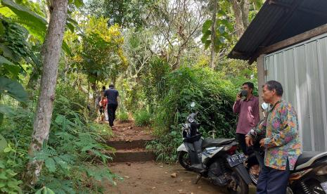 warga menunjukkan kompleks pemakaman umum Gunung kendeng yang disebutkan bakal terkena proyek jalan tol Yogyakarta- Bawen di lingkungan Lonjong, Kelurahan Ngampin, Kecamatan Ambarawa, kabupaten Semarang, jawa Tengah, Rabu (2/3).