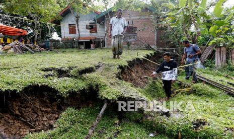 Warga menunjukkan lokasi tanah amblas akibat pergerakan tanah (ilustrasi) 