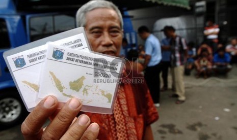 Warga menunjukkan Surat Keterangan Domisili Sementara 