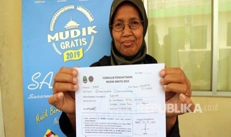 Warga menunjukkan tanda bukti pendaftaran Program Mudik Lebaran Gratis 2019 di hari pertama yang digelar oleh Dinas Perhubungan Provinsi Jawa Barat di Gedung Dinas Perhubungan.