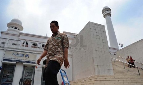  Warga menuruni anak tangga usai menjalankan shalat di Masjid Agung Al-Azhar, Jakarta. (ilustrasi) (Republika/ Tahta Aidilla)