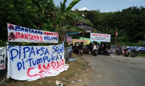 Warga menutup jalan masuk Tempat Pengolahan Sampah Terpadu (TPST) Piyungan di kawasan Desa Sitimulyo, Kecamatan Piyungan, Bantul, D.I Yogyakarta, Sabtu (7/5/2022). Penutupan akses jalan tersebut merupakan bentuk penolakan warga terhadap proses transisi pembuangan sampah ke lahan baru di kawasan itu serta meminta penutupan TPST Piyungan secara permanen. 