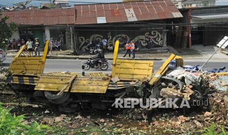 Warga menyaksikan bangkai truk kecelakaan (ilustrasi).