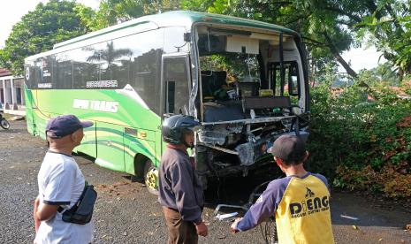 Warga menyaksikan bus pariwisata yang rusak akibat kecelakaan maut jalan raya Parakan-Wonosobo Kertek, Wonosobo, Jawa Tengah, Sabtu (10/9/2022). Senior Investigator Komite Nasional Keselamatan Transportasi (KNKT) Ahmad Wildan mengatakan ada dua karakteristik bus pariwisata yang kerap kali mengalami terjadinya kecelakaan.