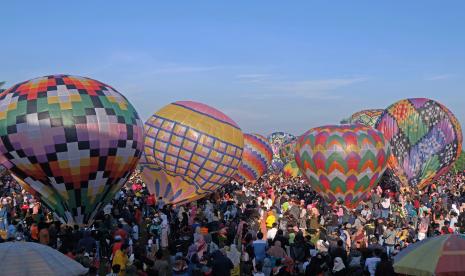 Warga menyaksikan Festival Balon Udara di Wonosobo (ilustrasi). Festival tersebut menyedot sekitar 25 ribu wisatawan.