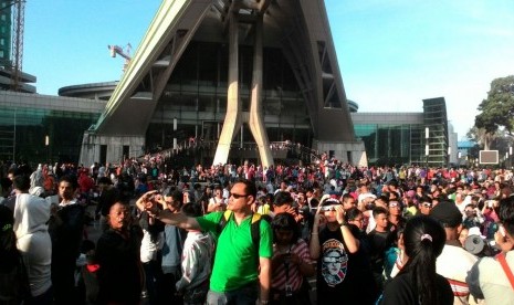 Warga menyaksikan gerhana matahari dari lapangan Planetarium Jakarta, Rabu (9/3).