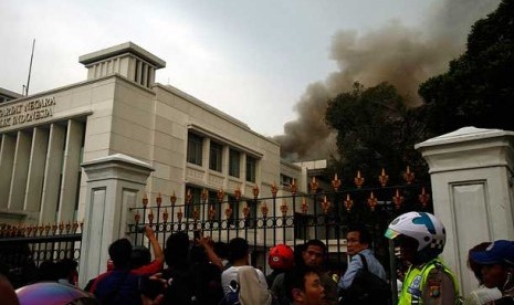  Warga menyaksikan kebakaran yang melanda lantai tiga Gedung Sekretariat Negara di Komplek Istana Kepresidenan, Jakarta, Kamis (21/3) sore.