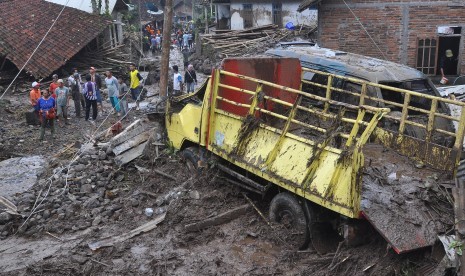 Warga menyaksikan lokasi becana banjir bandang di Dusun NIpis, Sambungrejo, Grabag, Magelang, Jateng, Minggu (30/4).