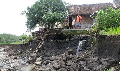 Warga menyaksikan lokasi bencana tebing longsor di tepi sungai Progo di Dusun Ngiwon, Banyuwangi, Bandongan, Magelang, Jawa Tengah, Sabtu (22/10/2022). Pemprov Jateng menggencarkan penanaman pohon di lahan kritis kurangi risiko bencana.