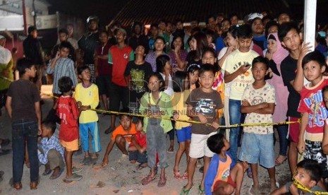   Warga menyaksikan lokasi penggeledahan di Rumah kontrakan terduga teroris di Jl Arumsari VII No 27, Kelurahan Babakan Sari, Kecamatan Kiaracondong,Bandung, Kamis (9/5).   (Republika/Edi Yusuf)