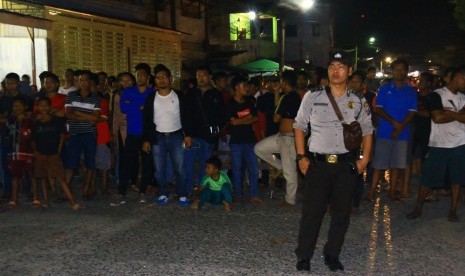 Warga menyaksikan lokasi terjadinya ledakan yang diduga bom saat penggerebekan terduga teroris di kawasan Jalan KH Ahmad Dahlan, Pancuran Bambu, Sibolga Sambas, Kota Siboga, Sumatera Utara, Selasa (12/3).