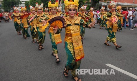 Warga menyaksikan parade budaya saat Surabaya Vaganza 2019 di Surabaya, Jawa Timur, Ahad (24/3/2019).