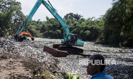 warga menyaksikan pengerukan sampah dengan eskavator di aliran sungai Citarum lama atau oxbow Cicukang di Kecamatan Margaasih, Kabupaten Bandung, Jawa Barat, Rabu (5/12/2018).