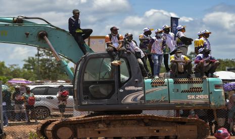 Warga menyaksikan perlombaan balap motor cross PON Papua di Arena Balap Motor Tanah Miring, Kabupaten Merauke, Papua, Sabtu (9/10/2021)