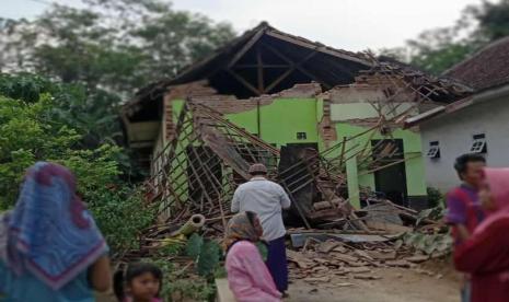 Warga menyaksikan rumah yang rusak akibat gempa di Kecamatan Turen, Kabupaten Malang, Jawa Timur, Sabtu (10/4/2021). Gempa berkekuatan kurang lebih magnitudo (m) 6,7 yang terjadi di wilayah Kabupaten Malang tersebut menyebabkan sejumlah rumah warga rusak dan goncangan di sejumlah wilayah di Jawa Timur.