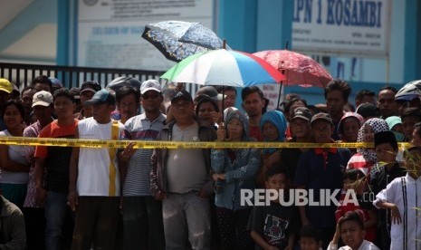 Warga menyaksikan saat petugas kepolisian melakukan olah TKP di lokasi pasca ledakan di pabrik produksi kembang api, Jalan Salembaran, Desa Belimbing, Kecamatan Kosambi Kabupaten Tangerang, Banten, Jumat (27/10).