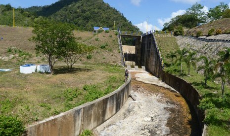 Warga menyaksikan saluran irigasi mengering akibat suplai air terhenti dari Embung Lam Badeuk, di Desa Lam Badeuk, kecamatan Peukan Bada, Kabupaten Aceh Besar, Aceh, Senin (8/7/2019).