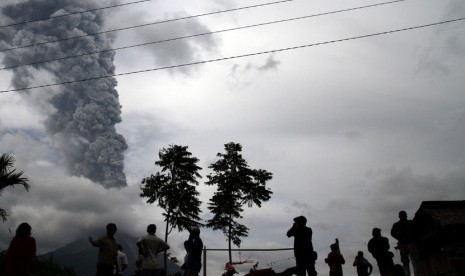    Warga menyaksikan semburan abu vulkanik Gunung Sinabung di Desa Tiga Pancur, Kabupaten Karo, Sumut, Selasa (5/11).    (Antara/Rony Muharrman)