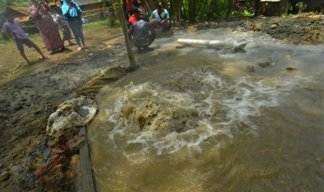 Warga menyaksikan semburan lumpur panas di Kampung Sindangrasa, Kabupaten Tasikmalaya, Jawa Barat, Rabu (25/10).