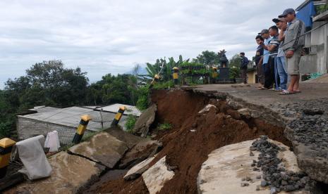 Warga menyaksikan tanah longsor yang menimpa rumah warga di Dusun Batursari, Kaloran, Temanggung, Jateng, Rabu (/12/2021). Tidak ada korban jiwa dalam peristiwa tanah longsor yang melanda di sejumlah wilayah di kabupaten Temanggung tersebut namun sedikitnya lima rumah rusak parah.