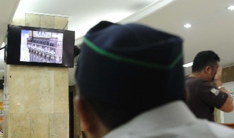 Warga menyaksikan tayangan film dokumenter tentang sejarah Islam di Jakarta, Senin (24/2).