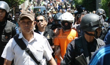   Warga menyaksikan tersangka melakukan adegan reka ulang kasus pembunuhan Fransisca Yovie, di Jl Cipedes, Bandung, Kamis (22/8).   (Republika/Edi Yusuf) 