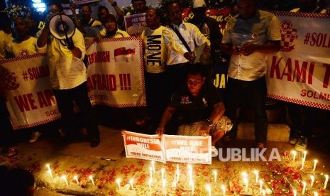 Warga menyalakan lilin dalam aksi solidaritas korban bom di Jl. MH Thamrin, Jakarta, Sabtu (16/1) malam. Aksi tersebut sebagai renungan dan refleksi masyarakat terhadap kejadian bom dan penembakan di kawasan Sarinah, Thamrin, Jakarta (14/1/2016).