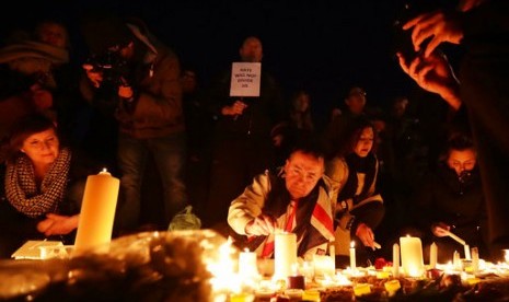 Warga menyalakan lilin mengenang korban serangan di gedung parlemen Inggris di Trafalgar Square, London, Kamis (23/3).