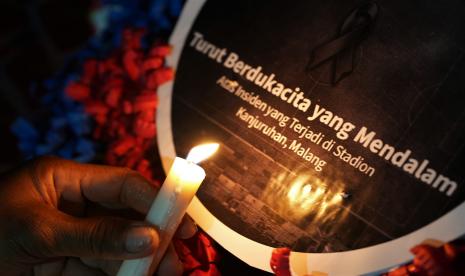 Warga menyalakan lilin saat doa bersama untuk para korban tragedi Kanjuruhan, di bawah tugu MTQ Square, Kendari, Sulawesi Tenggara, Selasa (4/10/22). Doa bersama untuk para korban dalam tragedi Kanjuruhan tersebut di ikuti sekitar 700 orang dari komunitas pecinta sepak bola Kendari, pengurus PSSI Sulawesi Tenggara dan personel Polresta Kendari. Ketum PBNU Ikuti Doa dan Tahlilan untuk Korban Tragedi Kanjuruhan