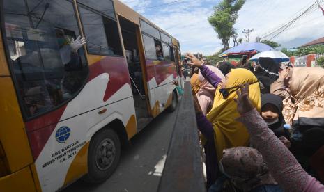 Warga menyambut jamaah calon haji setibanya di Asrama Haji Palu, Palu, Sulawesi Tengah, Jumat (24/6/2022). Sebanyak 901 jamaah calon haji kloter 4 asal Sulawesi Tengah akan diberangkatkan ke tanah suci secara bertahap melalui embarkasi Balikpapan. PPIH Sediakan 912 Stiker Kendaraan Penjemput Jamaah Haji Sulteng