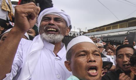 Warga menyambut kedatangan Imam Besar FPI Habib Rizieq Shihab di Petamburan, Jakarta.